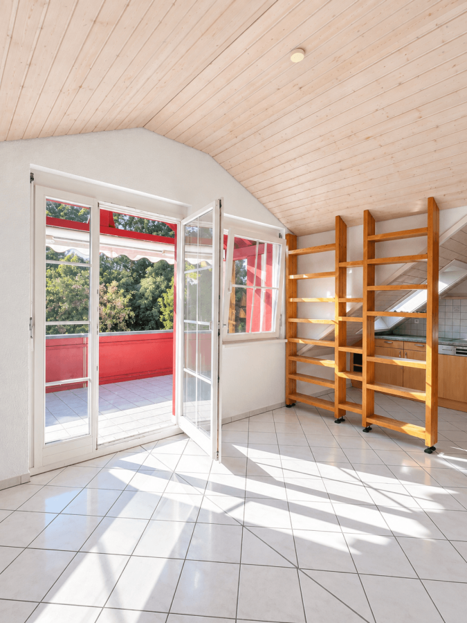 Sonnendurchfluteter Dachwohnraum mit Balkon
