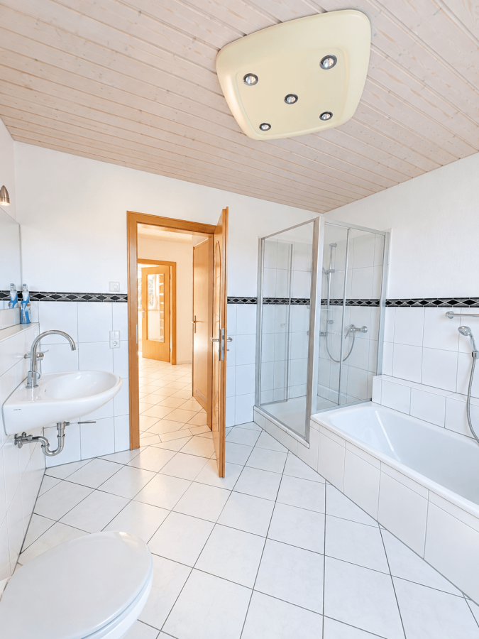 Helles modernes Badezimmer mit Durchgang