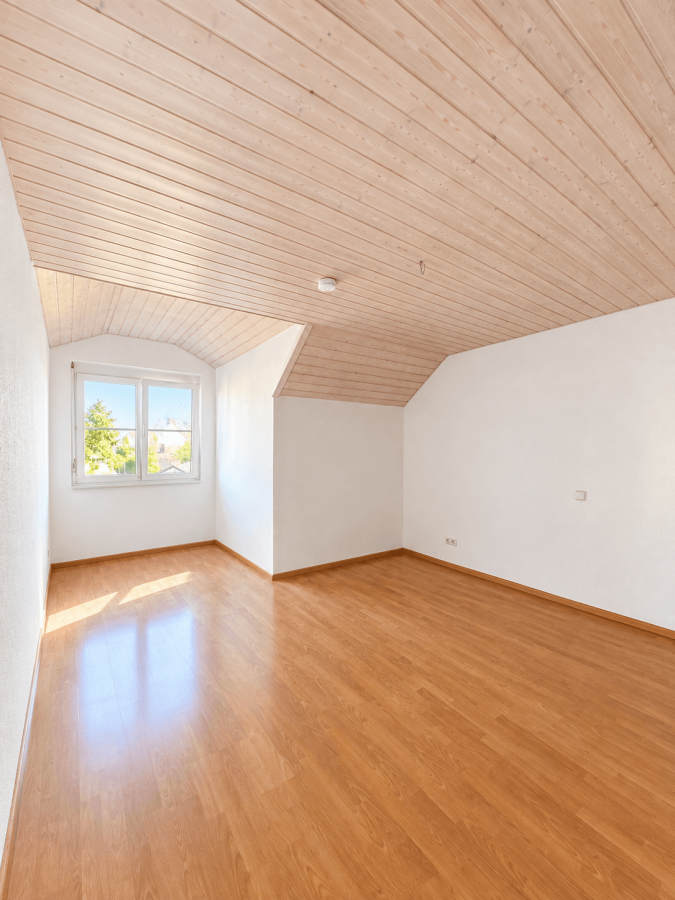 Heller Dachboden mit Fensterlicht